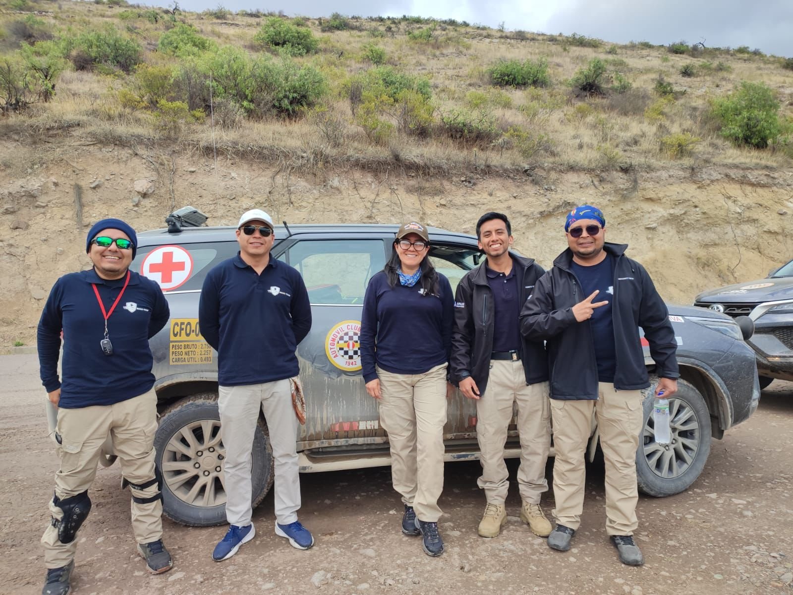 Equipo médico RESQ-TEAM junto a la unidad de rescate